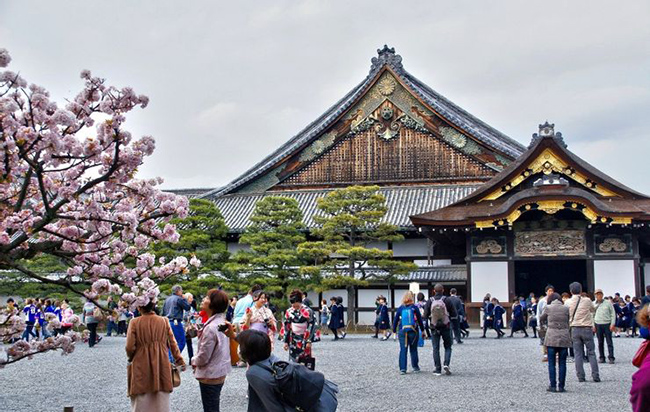 Lâu đài Nijo:&nbsp;150 năm trước lâu đài Nijo&nbsp;đã được hoàn thành ở Kyoto. Lâu đài này nằm ở giữa Kyoto và đã trở thành một điểm đến lịch sử khá nổi tiếng.
