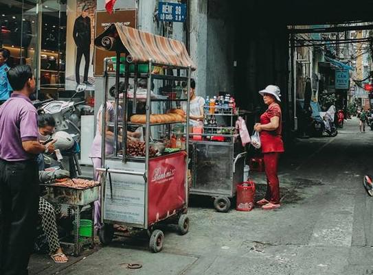 Quán bánh mì thịt nướng bán không ngừng tay ở phố Nguyễn Trãi, từng được tạp chí du lịch Mỹ vinh danh ngon nhất thế giới - 1