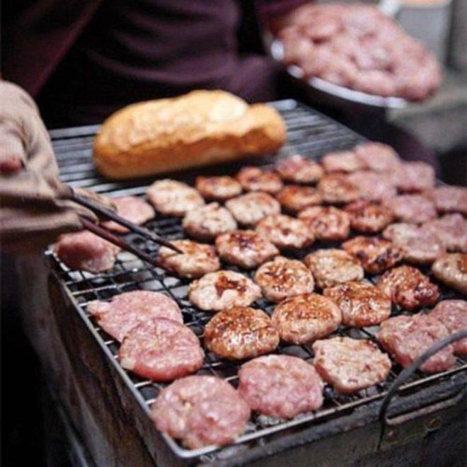 Chất lượng thịt nướng được đánh giá là ngon, đậm đà, qua nhiều năm quán vẫn giữ được độ ngon của bánh mì thịt nướng nên rất đông khách ghé mua. Xếp hàng, đợi nửa tiếng để có được món ăn là chuyện bình thường ở quán này.