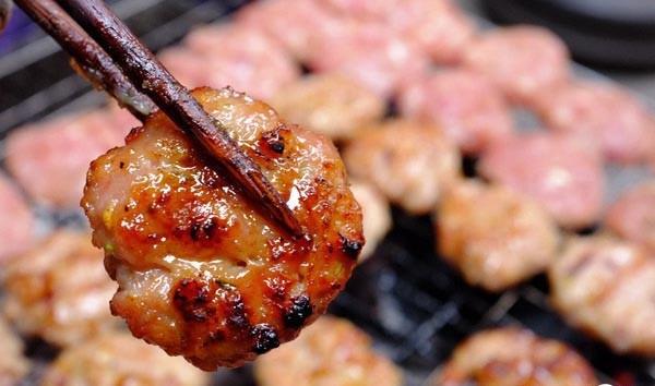 Ngoài thịt viên, nhân bánh sẽ có cả rau củ chua, chan thêm nước sốt nâu sánh mặn ngọt và nước mắm ớt, nhờ thế mà vị thịt càng được nâng lên thật hấp dẫn và dậy mùi thơm.