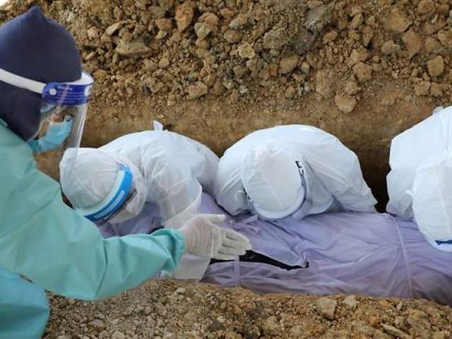 Thế giới - Tình nguyện viên Malaysia căng mình xử lý thi thể nạn nhân Covid-19