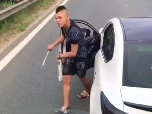 Tin tức trong ngày - Dừng ô tô giữa cao tốc rồi vác gậy xử lý mâu thuẫn, nam thanh niêm "nếm trái đắng"