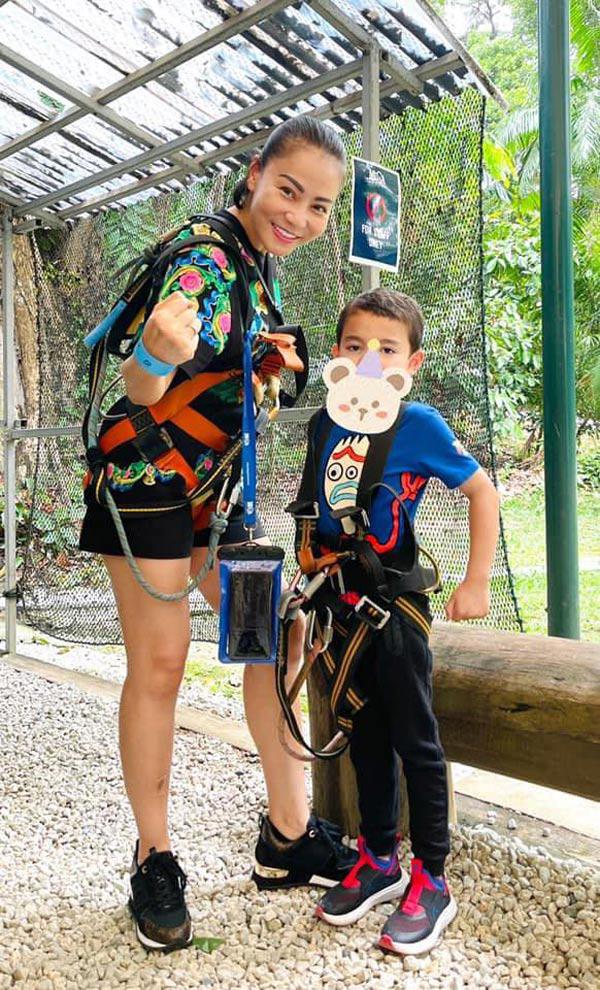 Bên cạnh tập luyện tại nhà, thi thoảng, cô còn dành thời gian để leo núi cùng chồng và con trai để thay đổi không khí.