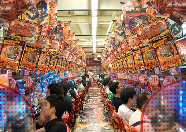 Pachinko Parlors. Ở Nhật Bản, bạn có thể bắt gặp những máy Pachinko có mặt ở khắp mọi nơi, nhiều nhất là ở gần các ga xe điện ngầm. Đây là một loại máy chơi game với nhiều phần thưởng may mắn. Đa số người Nhật sẽ chơi cho vui tuy nhiên vẫn có người coi nó như cách để kiếm tiền. 
