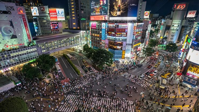 Shibuya Crossing - Giao lộ đông đúc nhất thế giới: Giao lộ này lớn ngang với các giao lộ ở New York, London và Paris nhưng có thể thu hút lượng người đi bộ mỗi ngày nhiều hơn bất kỳ thành phố nào kể trên.
