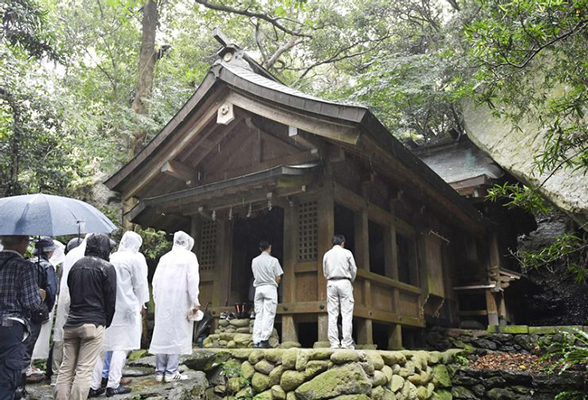 Okinoshima: Hòn đảo nhỏ ngoài khơi bờ biển của Nhật Bản này vô cùng quan trọng đối với đạo Shinto nhưng nó nổi tiếng bởi hầu như không có phụ nữ. Trên thực tế, phụ nữ không được phép lên đảo. 
