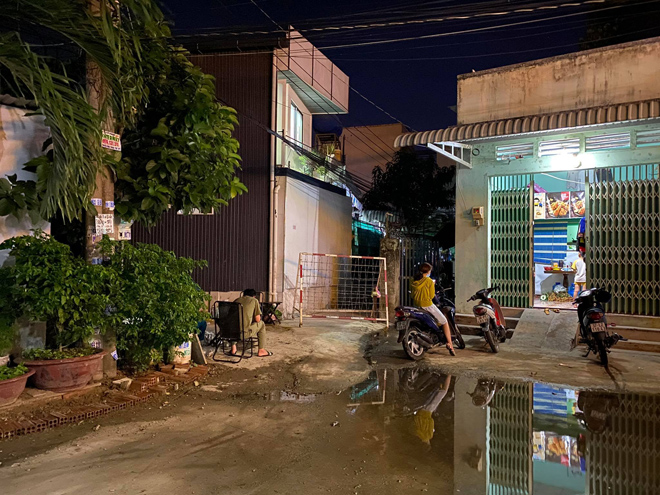 Tất cả người dân trong con hẻm được cách ly, không được ra ngoài.