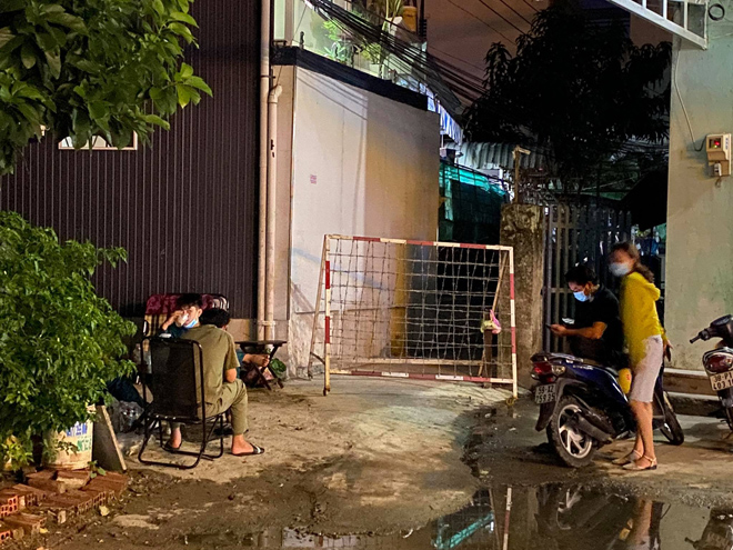 Người dân khu vực cho biết trước đó, trưa cùng ngày nhiều nhân viên y tế mặc đồ bảo hộ đến xịt khử khuẩn, khoanh vùng, tạm cách ly con hẻm trên
