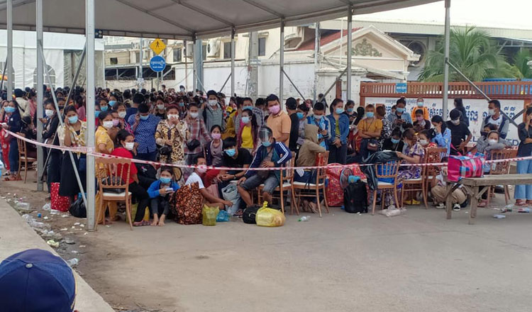 Công nhân nhà máy may mặc tại thủ đô Phnom Penh của Campuchia chờ được xét nghiệm Covid-19. Ảnh: Khmer Times