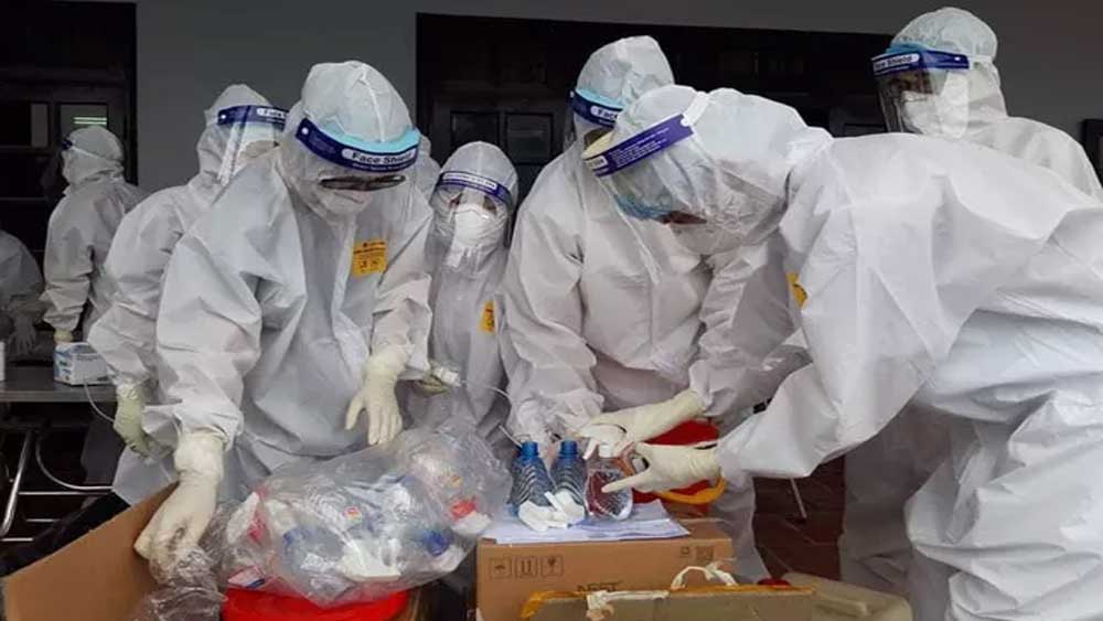 Lực lượng chức năng lấy mẫu khám sàng lọc COVID-19. Ảnh minh họa GĐXH.