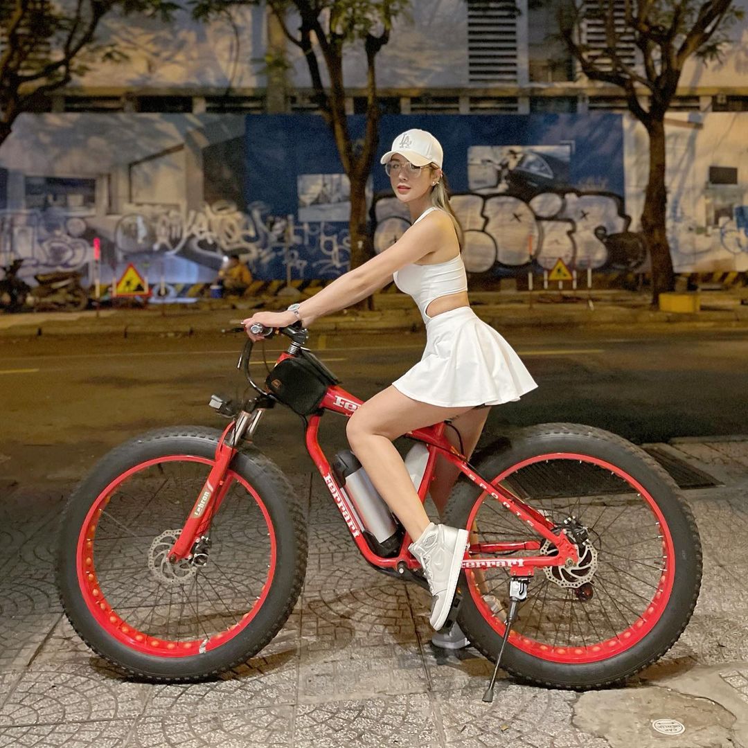 Hãy chiêm ngưỡng vẻ đẹp kiêu sa và quyến rũ của các mỹ nhân Việt trong trang phục gợi cảm đi xe đạp. Đây là những hình ảnh đầy thời trang và không kém phần cuốn hút, chắc chắn sẽ làm say đắm bao cánh mày râu. Hãy để các cô nàng này cho chúng ta biết làm thế nào để phối đồ và thể hiện phong cách qua mỗi chiếc xe đạp.