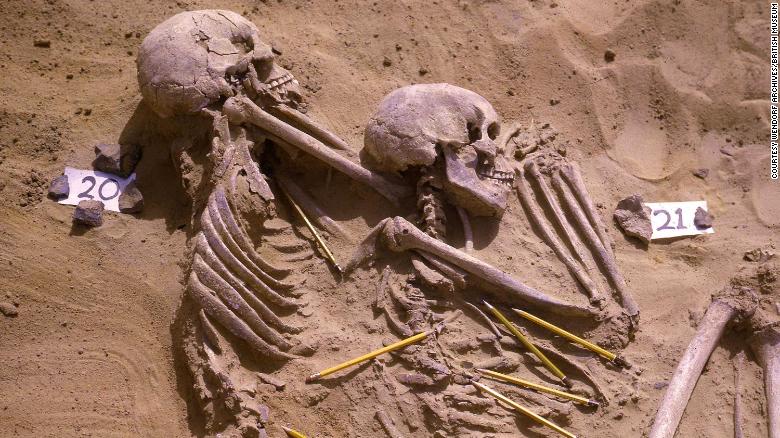 Hai bộ xương đươc tìm thấy ở nghĩa trang Jebel Sahaba, Sudan.