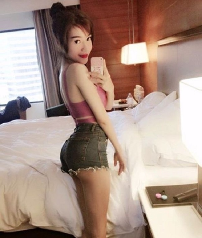 Elly Trần mặc quần siêu ngắn làm lộ gần nửa vòng ba.
