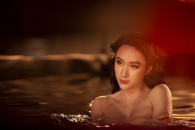 Angela Phương Trinh tạm rút khỏi showbiz hơn 3 năm qua. Trong thời gian này, nữ diễn viên 9X ăn chay, học đạo. Ngoài ra, cô còn mở một nhà hàng chay ở Tp.HCM. Thỉnh thoảng, diễn viên sinh năm 1995 mới đăng tải hình ảnh gợi cảm trên mạng.
