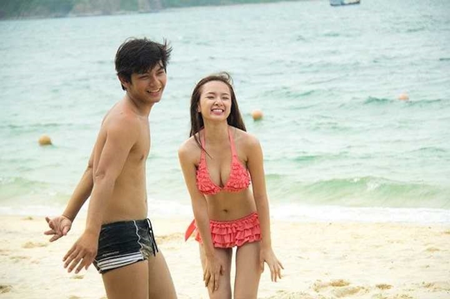 Ngoài ra, Angela Phương Trinh còn có cảnh diện bikini tung tăng trên bãi biển cùng Sơn Ngọc Minh.
