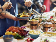 Thị trường - Tiêu dùng - Ăn buffet thừa quá nhiều, người đàn ông bị phạt tiền, khi rời đi chủ nhà hàng vội vã đuổi theo