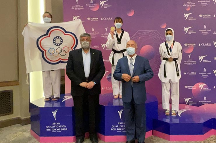 Võ sĩ taekwondo Trương Thị Kim Tuyền (cầm huy chương) tại vòng loại Olympic Tokyo 2020 khu vực châu Á
