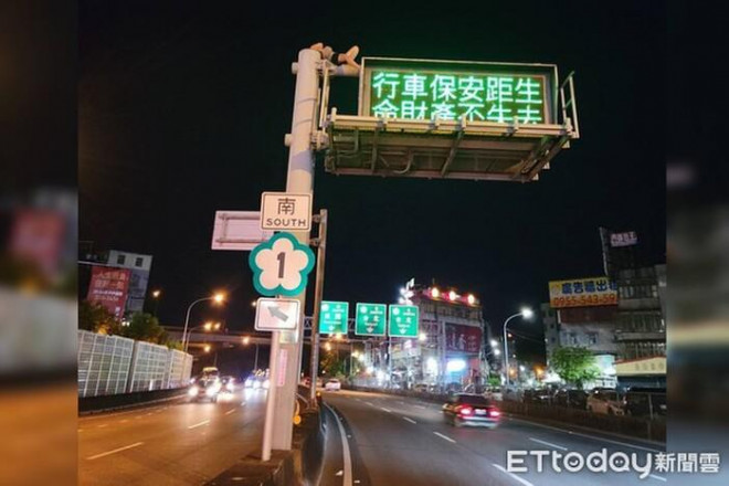 Cô gái hết đứng lại nằm trên cột đèn biển báo cao 8m làm ai nấy hoảng hồn.