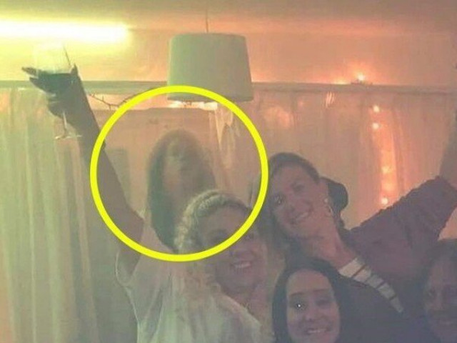 Bạn trẻ - Cuộc sống - Xem lại ảnh chụp chung, nhóm bạn "xanh mặt" khi phát hiện 1 chi tiết