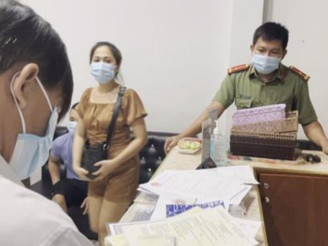 Pháp luật - "Tay vịn" và khách hát karaoke tháo chạy khi có đoàn kiểm tra