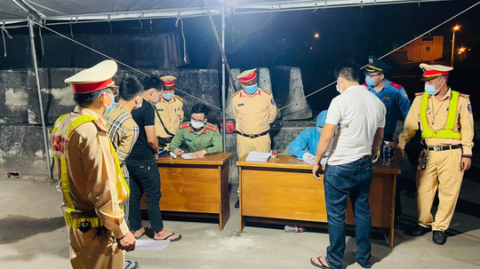 Lực lượng chức năng đã tiến hành kiểm tra y tế đối với hành khách trên xe đồng thời điều động xe đưa các hành khách này tiếp tục hành trình. Ảnh: Quang Vũ