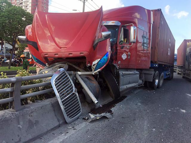 Tin tức trong ngày - Sau tiếng “rầm rầm”, xe container lao lên lan can cầu vượt thép ở Sài Gòn