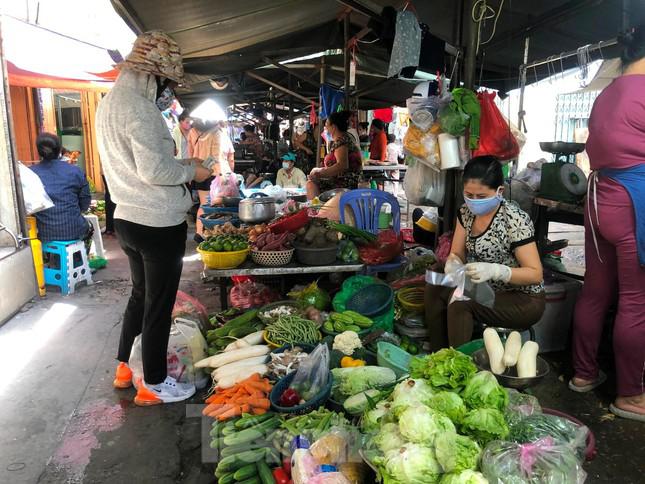 Theo ghi nhận, phần lớn các tiểu thương ở chợ đều chấp hành biện pháp phòng dịch như mang khẩu trang, đeo bao tay khi bán hàng.
