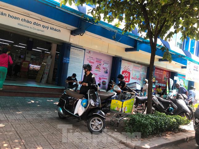 Trong khi đó, ở các siêu thị, khách hàng mua sắm cũng khá đông. Siêu thị Co.op Mart trên đường Nguyễn Đình Chiểu (Q.3), nhiều người ngồi bên ngoài để chờ người nhà mua sắm.