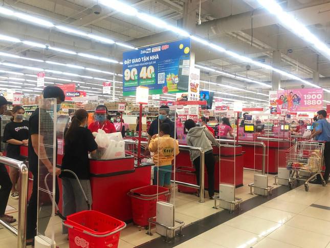 Siêu thị Big C An Lạc (Q.Bình Tân), nhân viên đội kính chống giọt bắn khi giao dịch với khách.