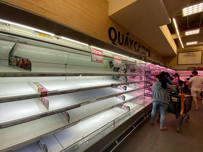 Một số mặt hàng thực phẩm hết sớm vào cuối ngày.