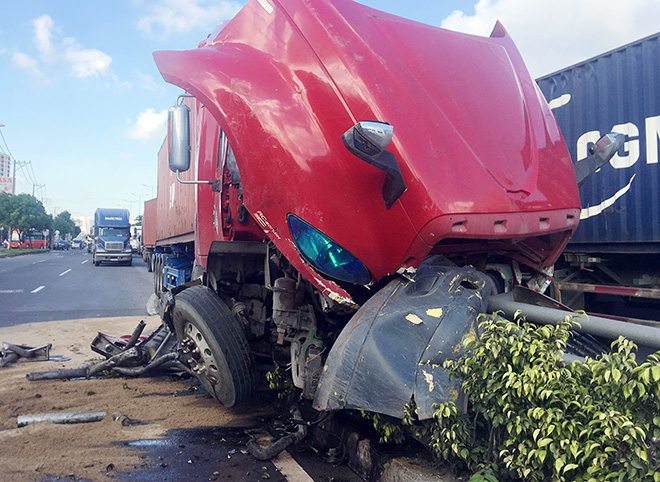 Hiện trường vụ tai nạn trên cầu vượt thép ngã tư Thủ Đức