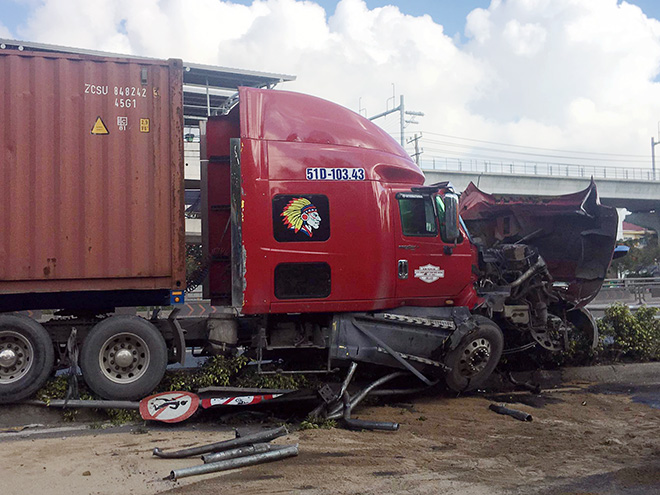 Xe container hư hỏng nặng sau tai nạn