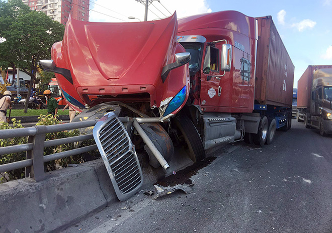  Nhiều đoạn lan can cầu vượt bị ủi văng, dầu nhớt đổ tràn xuống đường sau tai nạn