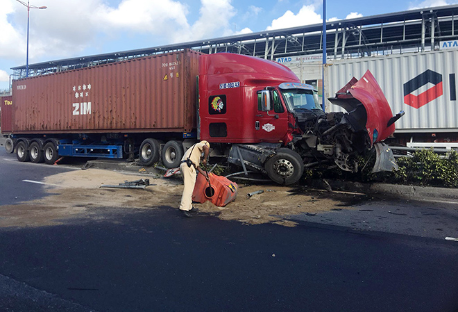  CSGT huy động xe cát để rải lên dầu nhớt, tránh gây trơn trượt cho người đi đường