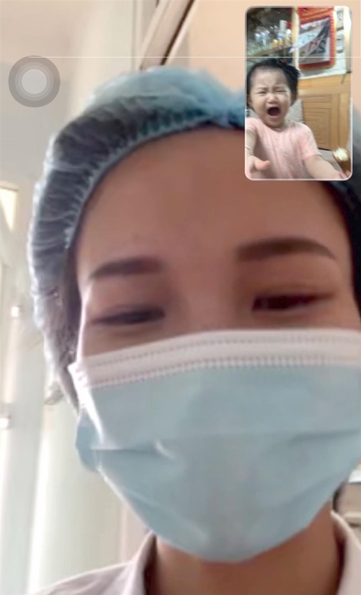 Mỗi lần chị Hạnh gọi về là con gái đều khóc đòi bế.