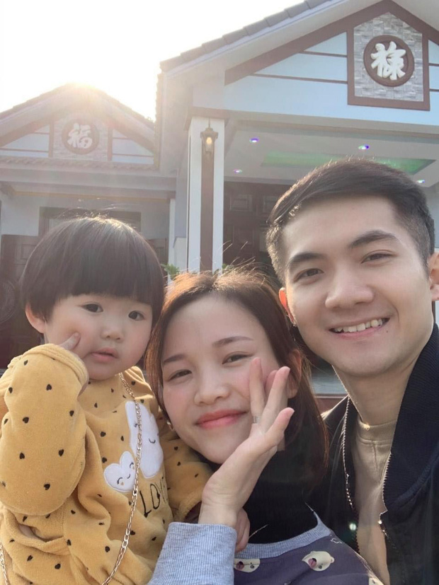 Chị Hạnh phải xa con gái 18 tháng tuổi và chồng lên đường vào tâm dịch Bắc Giang.