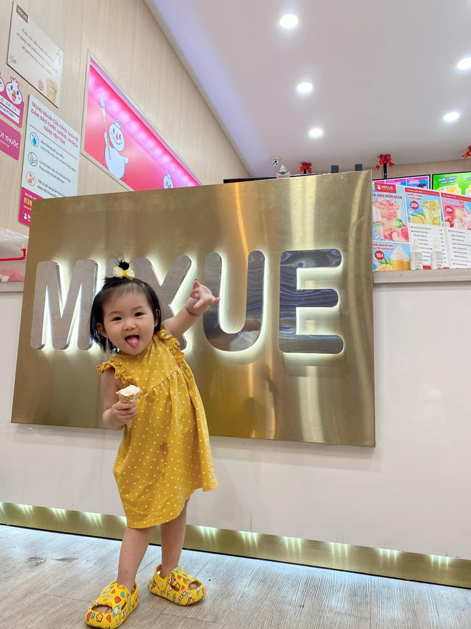 Con gái chị Hạnh bình thương rất ngoan ngoãn, vui vẻ nhưng mỗi khi nhìn thấy mẹ là khóc đòi bế.