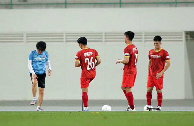 ĐT Việt Nam hưng phấn "luyện công" đến đêm ở UAE, sẵn sàng lấy vé World Cup - 10