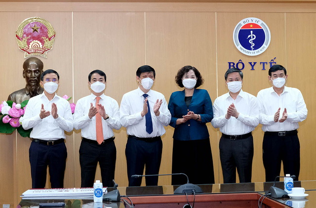 Hàng loạt tập đoàn lớn nhỏ của các đại gia đã đứng ra ủng hộ Quỹ Vắc xin COVID 19.