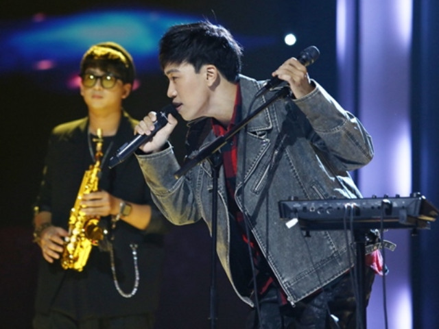 Giải trí - Uyên Linh không đứng cạnh, Thái Sơn vẫn tự tin cầm mic và tỏa sáng