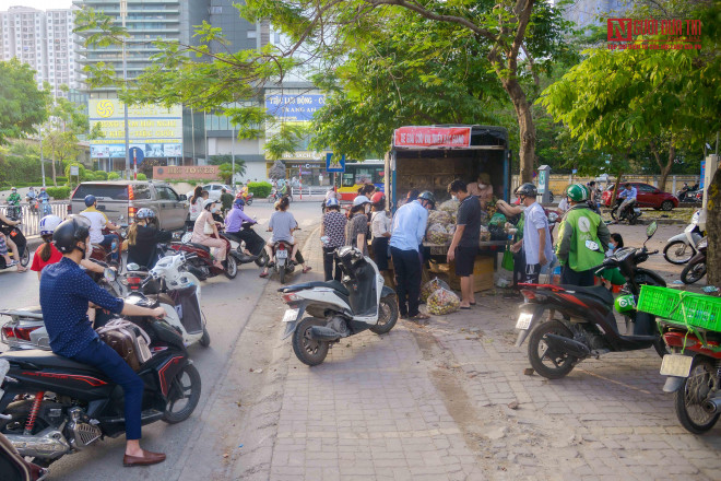 Theo ghi nhận của PV Người Đưa Tin Pháp luật, tại điểm giải cứu vải thiều Bắc Giang ở địa chỉ số 86 đường Vũ Trọng Phụng có khá đông người đến mua.