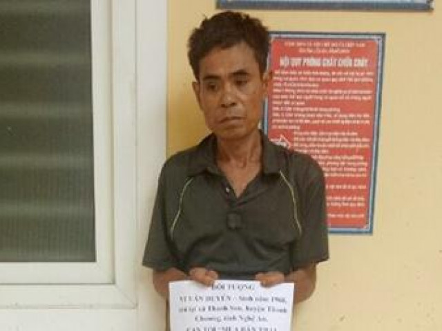 Pháp luật - Cha bị bắt vì mua bán trái phép ma túy, 2 con trai dùng dây điện và dao để “giải cứu”