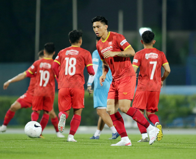 Khi cùng ĐT Việt Nam tập luyện trong các buổi tập gần đây ở UAE để chuẩn bị cho 3 trận đấu còn lại ở bảng G vòng loại World Cup 2022 khu vực châu Á, hậu vệ Đoàn Văn Hậu để lộ hình xăm mới nhất khá độc đáo.