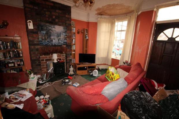 Mới đây, nhà đấu giá Nam Yorkshire đã rao bán một căn nhà với 3 phòng ngủ ngập trong biển rác vì đã bỏ hoang 5 năm ở vùng ngoại ô Hillsborough của Sheffield (Anh) với giá 110.000 bảng Anh (tương đương 3,6 tỉ đồng).