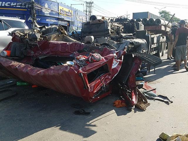 Tin tức trong ngày - Ớn lạnh với hình ảnh cabin xe đầu kéo bẹp dúm, vỡ nát sau TNGT