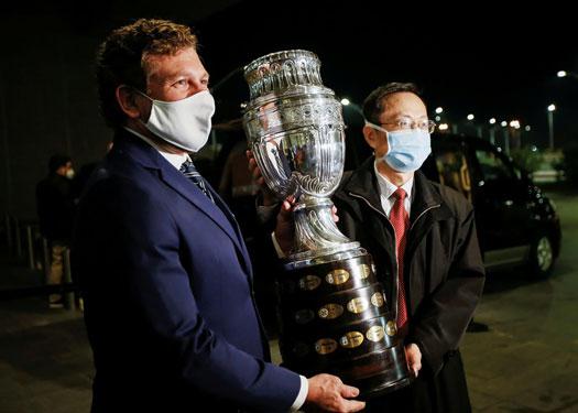 Chủ tịch CONMEBOL Alejandro Dominguez (trái) và chiếc cúp vô địch Copa America.Ảnh: REUTERS