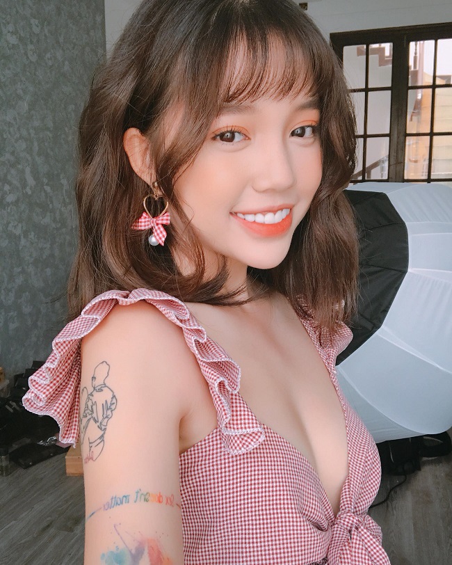 Thu nhập của Ngọc Linh luôn nằm trong tốp đầu của giới Streamer, từng được một app livestream ngỏ ý hợp tác với mức lương 18,000 USD một tháng nhưng đã từ chối vì cho rằng 'mức giá đó khá thấp'. Kênh YouTube cá nhân của Streamer Hà thành có gần 2,5 triệu lượt đăng ký và thu về 1.800 - 29.200 USD/tháng (khoảng 41-670 triệu đồng).
