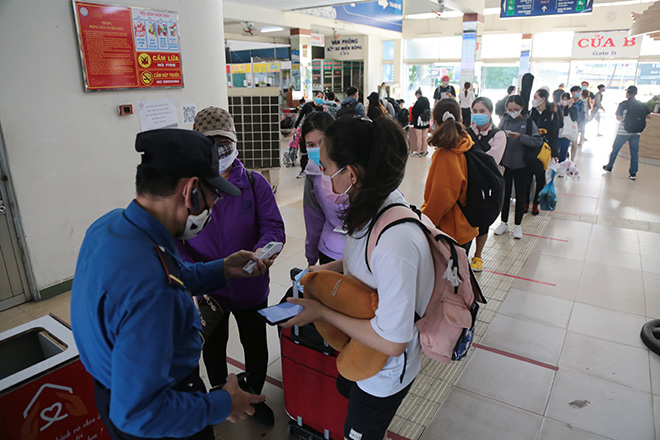 Chiều tối 30/5, nhiều hành khách đã đổ về bến xe Miền Đông (quận Bình Thạnh) để về quê trước khi TP.HCM thực hiện giãn cách xã hội.