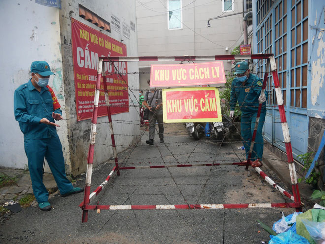 Lực lượng chức năng phong tỏa con hẻm trên đường Nguyễn Văn Công (quận Gò Vấp) nơi Hội thánh truyền giáo Phục Hưng sinh hoạt