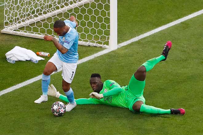 Sterling chơi nhạt nhòa và bỏ lỡ 1 cơ hội khi áp sát cầu môn của Chelsea đầu trận